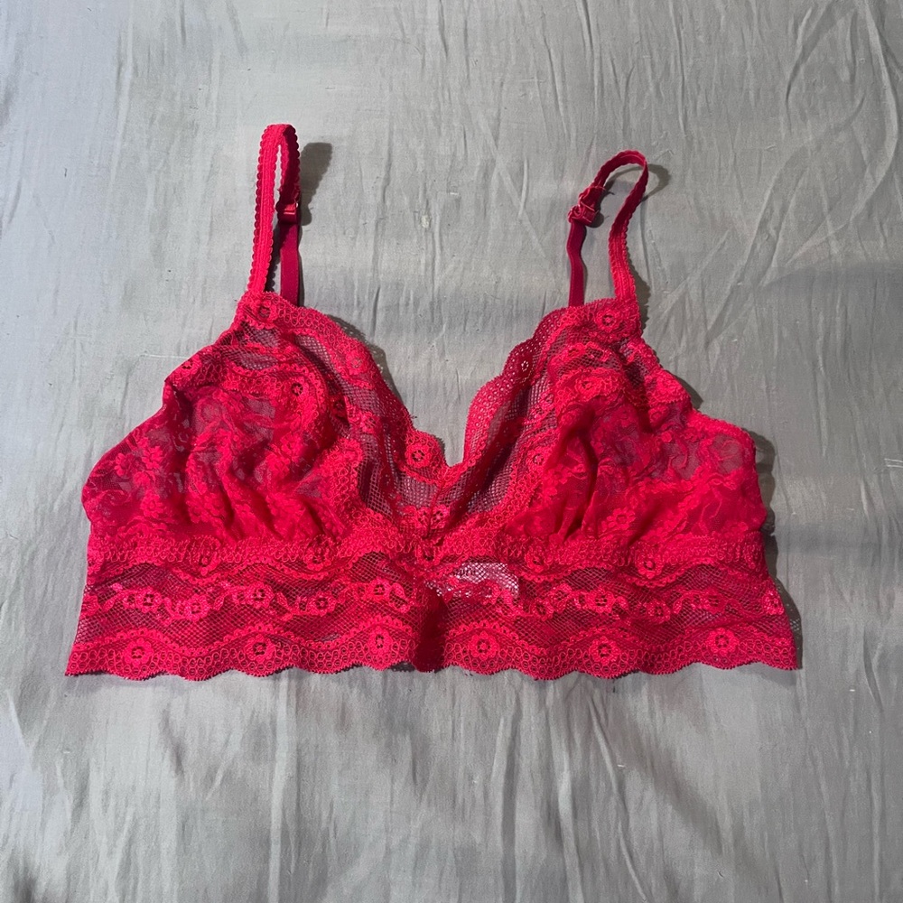LACE KISS BRALETTE